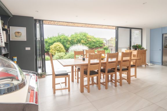 Breakfast room at seafront homestay bed and breakfast hotel in Botany Bay near Margate